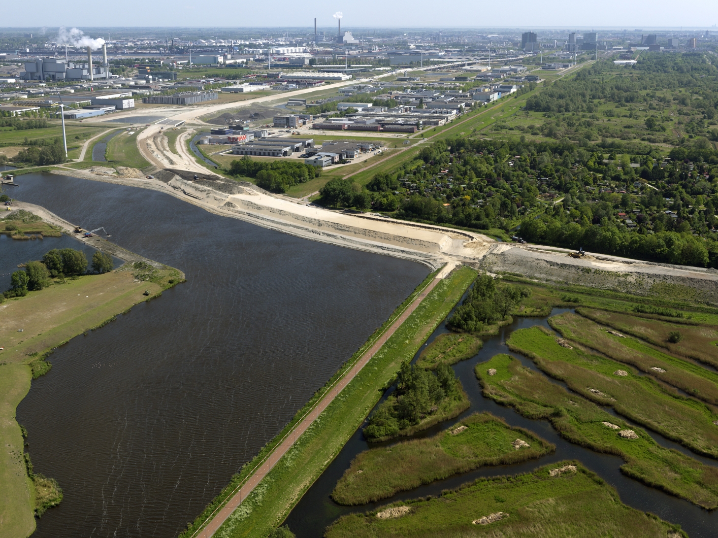 Luchtopname van het havengebied van Amsterdam gezien vanuit de richting van Halfweg met op de voorgrond de Spaarnwouderdijk