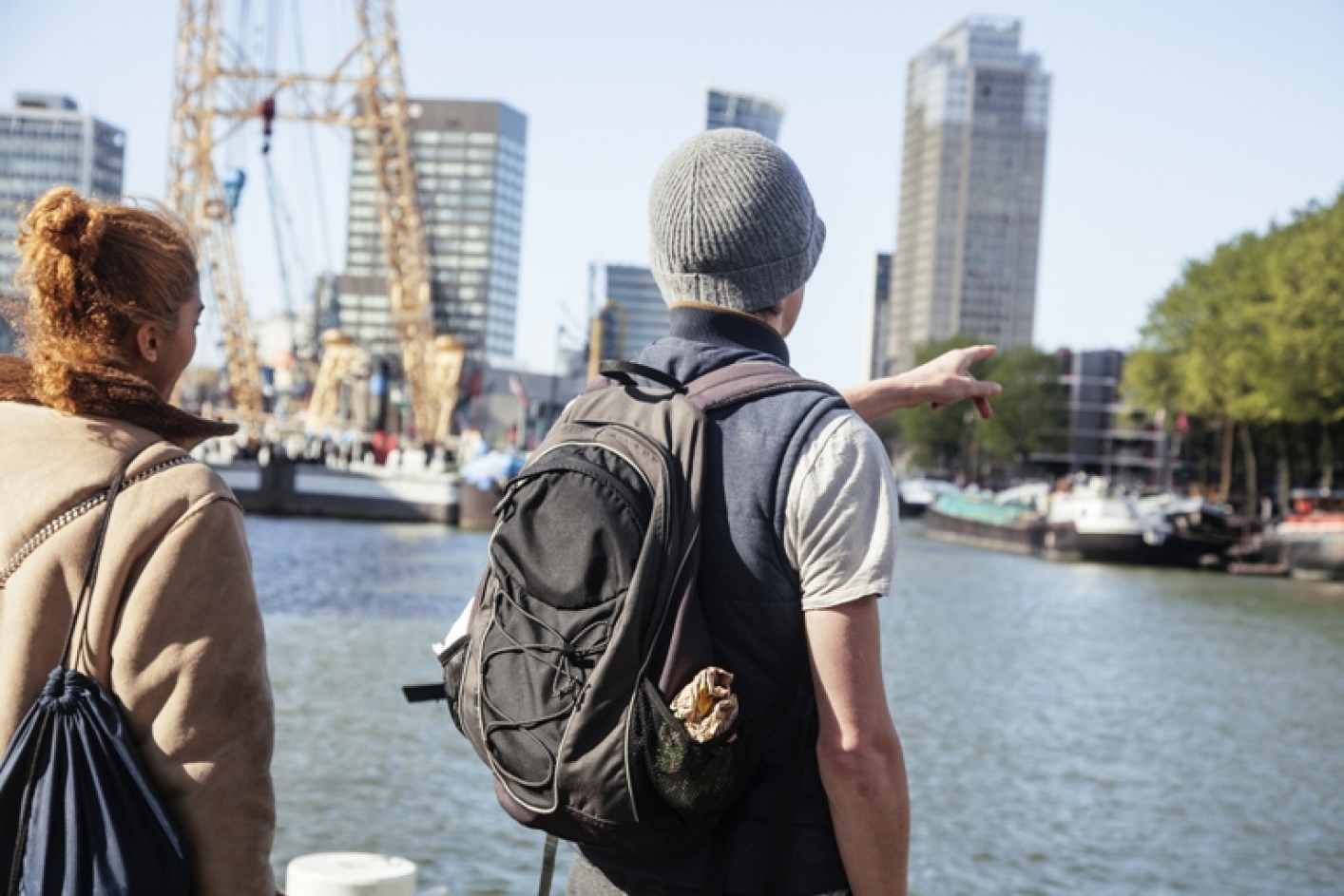 Toeristen wijzen richting haven Rotterdam als symbool voor maiports voorbij