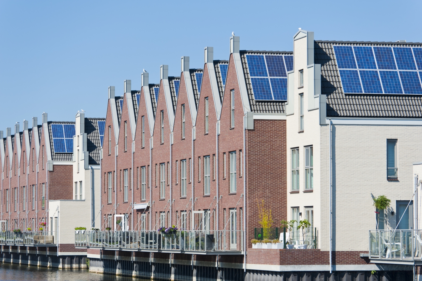 foto huizen met zonnepanelen op daken
