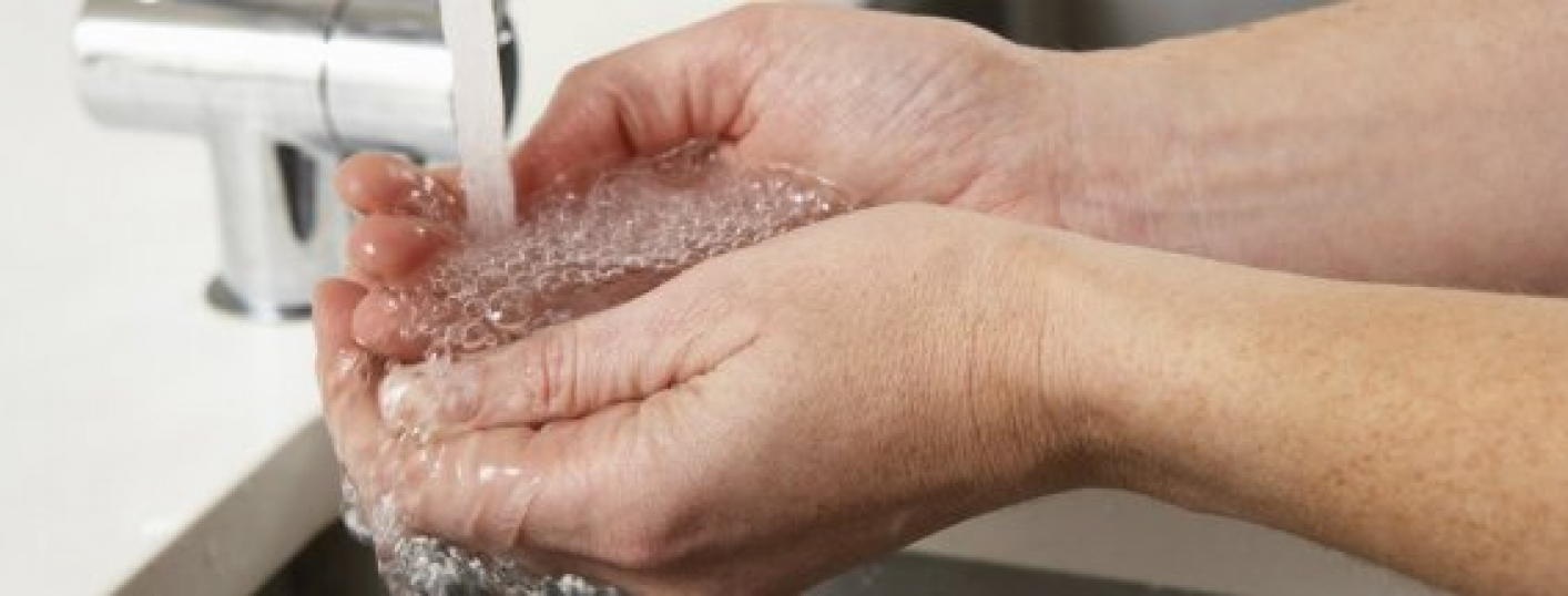 handen wassen met stromend water uit de kraan