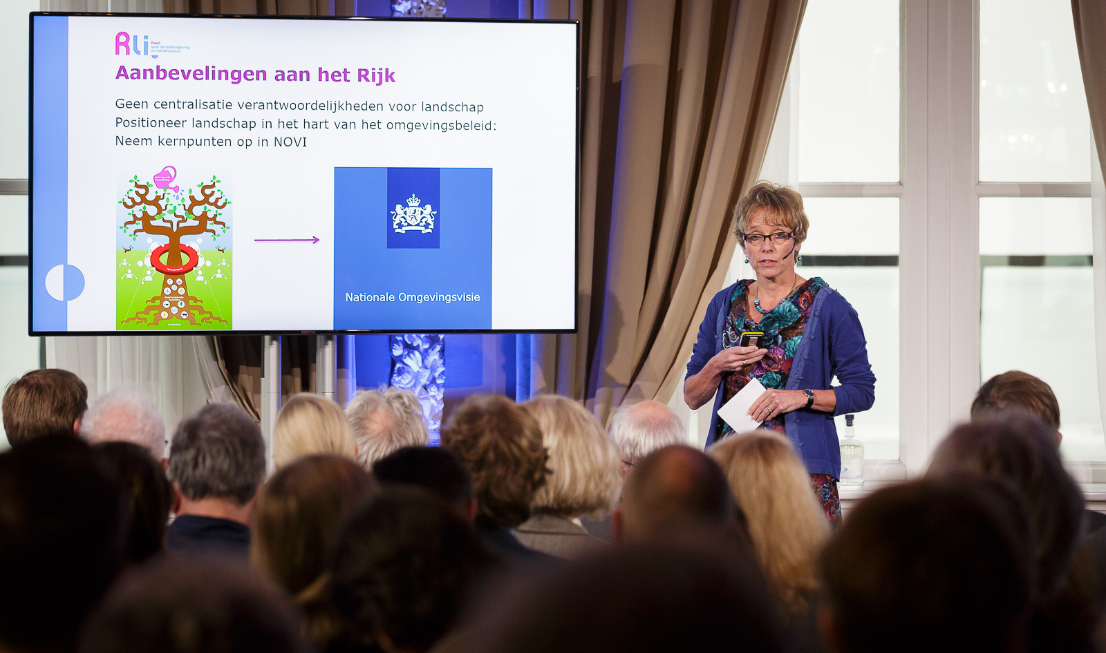 Annemieke Nijhof (Rli) presenteert het advies (Foto Fred Ernst)
