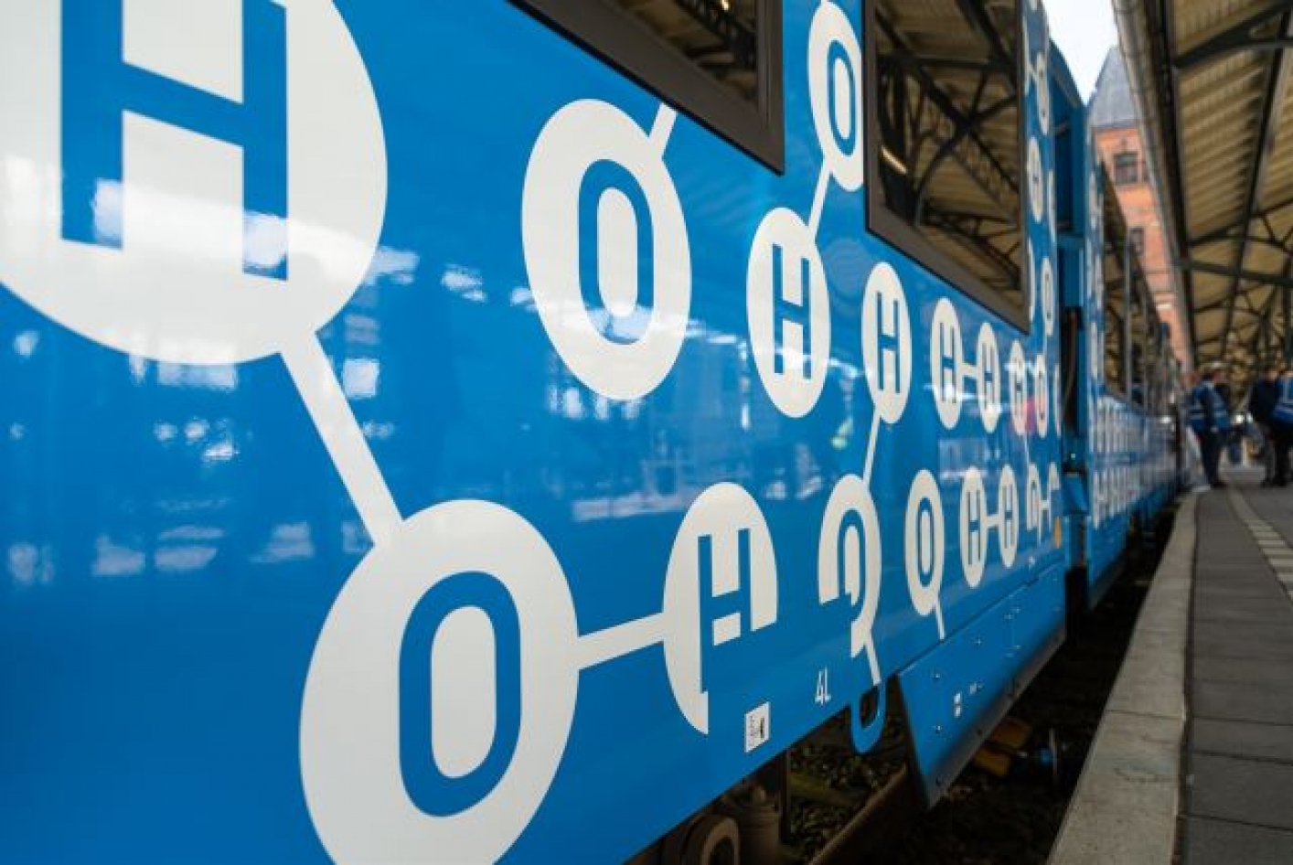 trein op het perron met symbolen H en O op de zijkant geschlderd