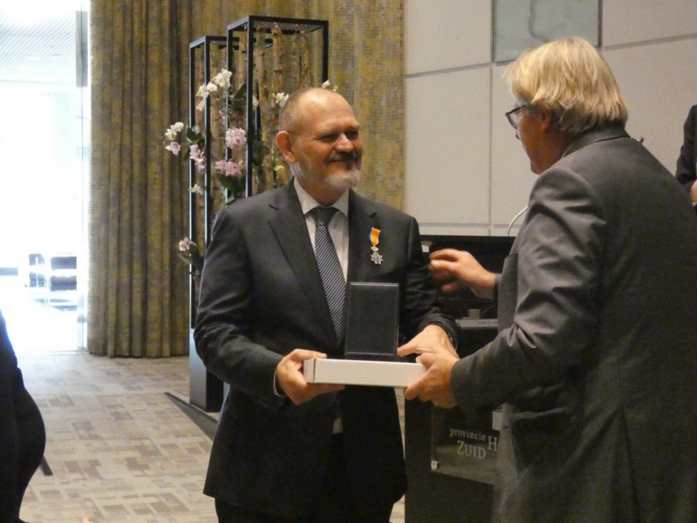 Ron Hillebrand ontvangt de koninklijke onderscheidng uit handen van de Commissaris van de Koning Jaap Smit