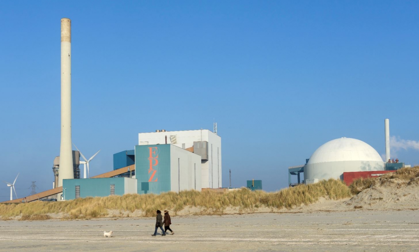 foto van de kerncentrale Borssele en windmolens voor duurzame energie aan de Westerschelde in Zeeland