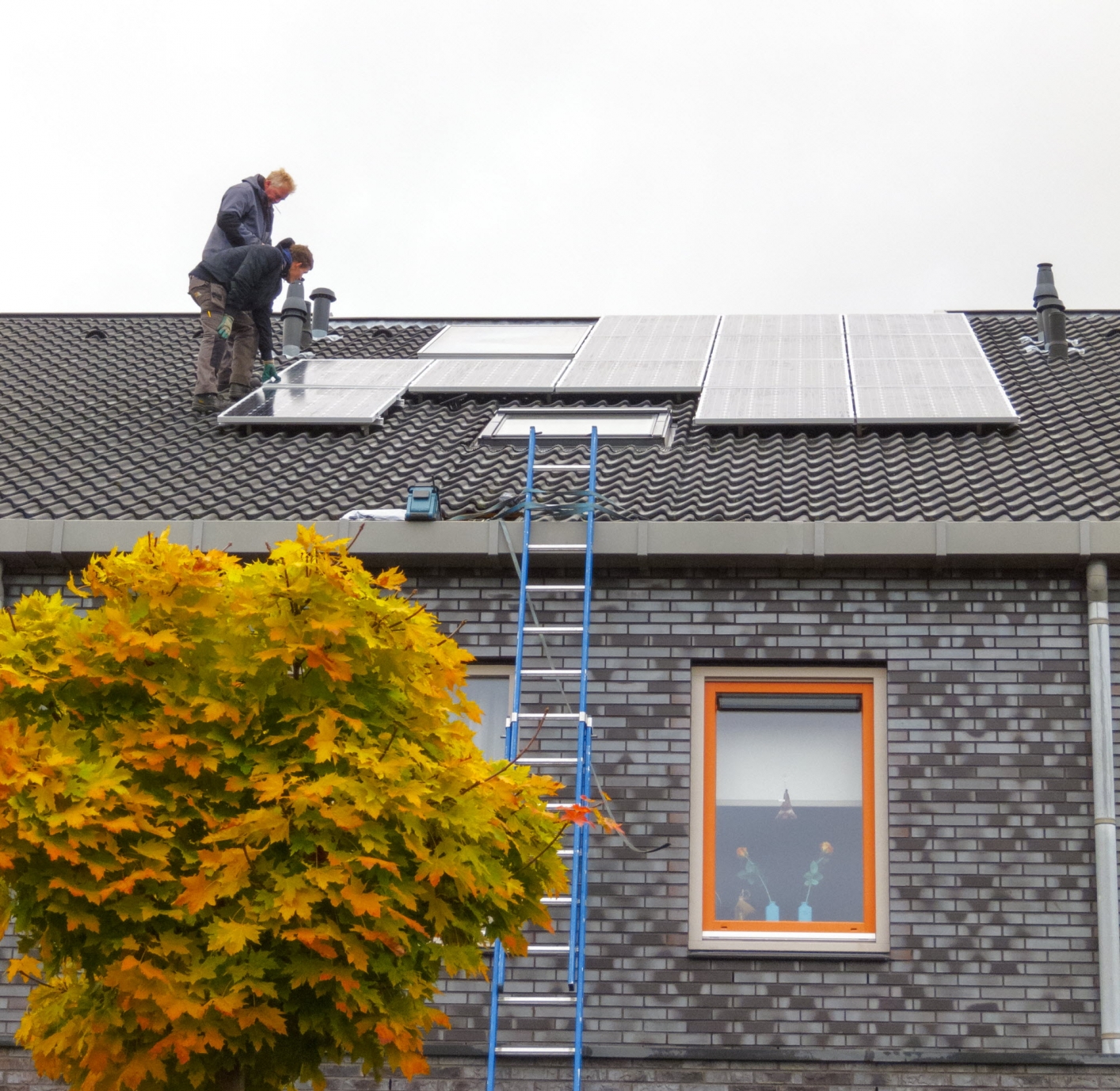 aanleg van zonnepanelen op het dak van een woonhuis