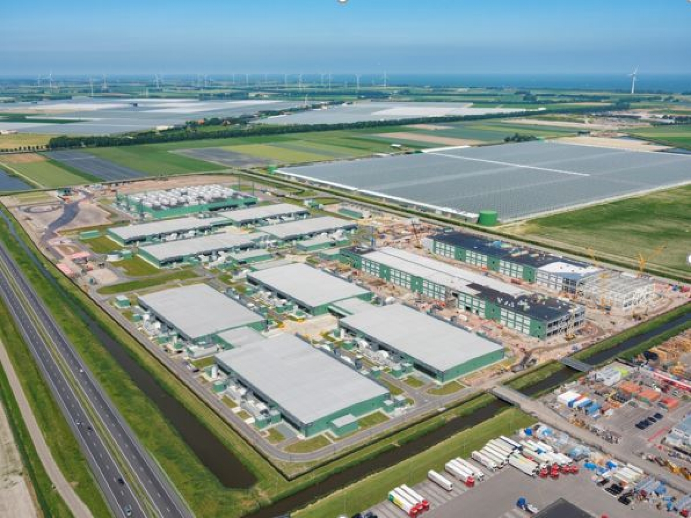 Luchtfoto van Microsoft datacentrum Agriport A7, Middenmeer