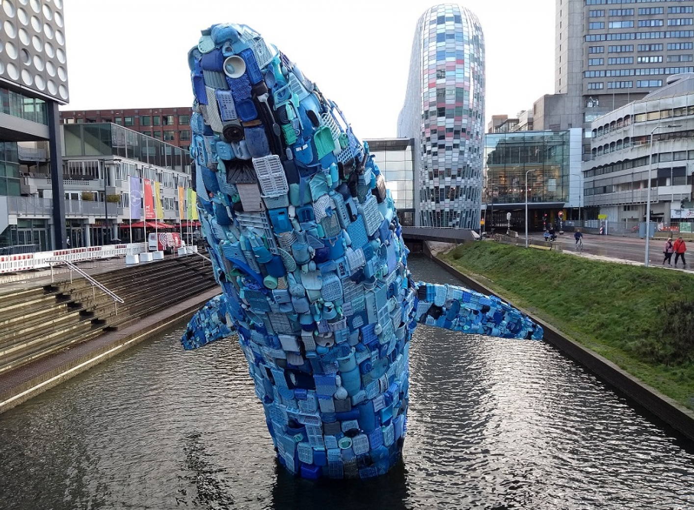 foto van kunstwerk / plastic walvis gemaakt van 5 ton zwerfafval 