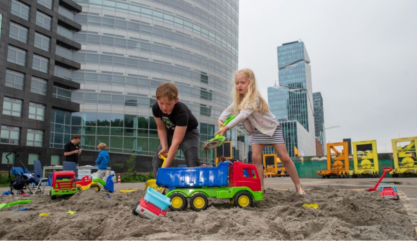Kinderen spelen in zand 