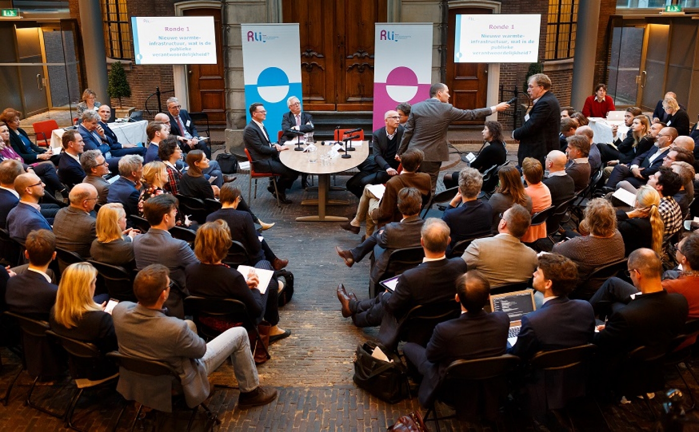 foto van discussie met deelnemers in de zaal