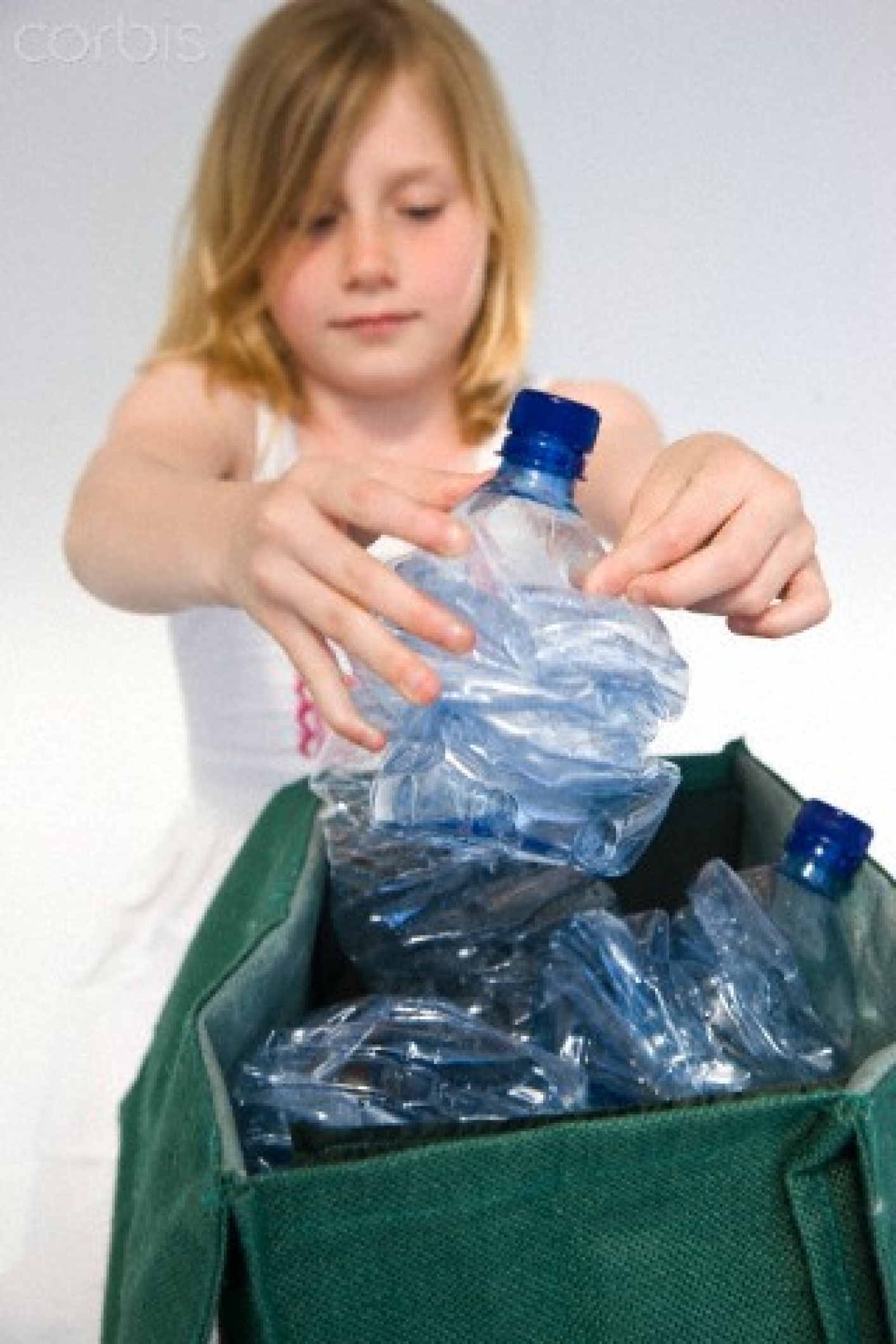 afvalscheiden, jong meisje houdt plastic afval apart