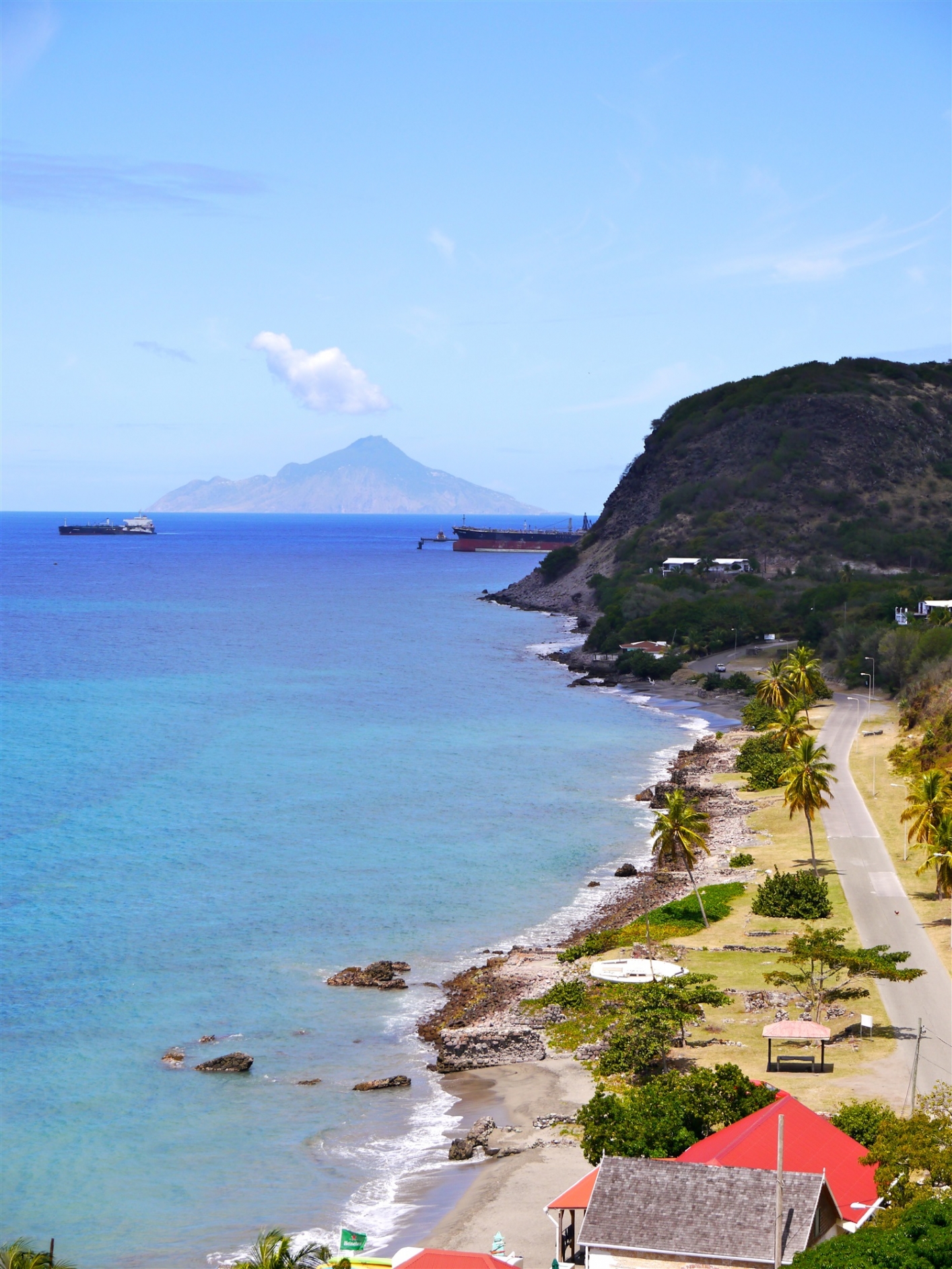 Foto van de kustlijn St. Eustasiu met op de achtergrond Saba