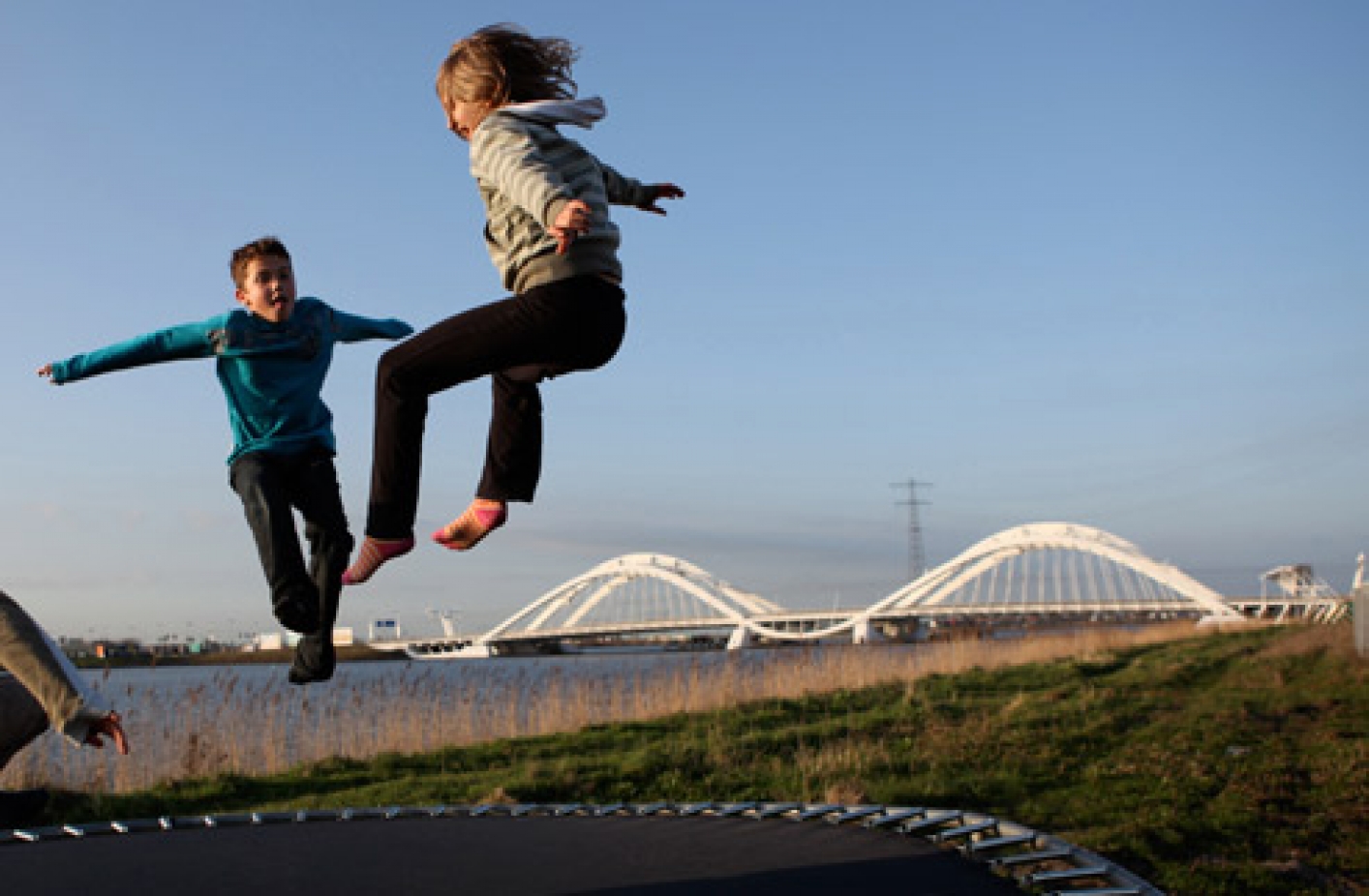 Foto Kinderen die op trampoline springen